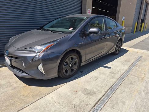 Used 2016 Toyota Prius Three Touring FWD image 2