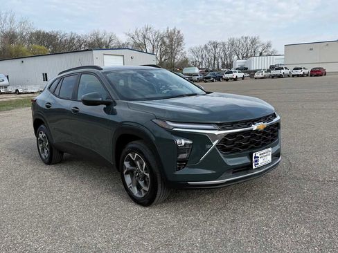 Used 2025 Chevrolet Trax LT w/ LT Convenience Package FWD image 2