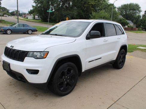 Used 2018 Jeep Grand Cherokee Laredo AWD/4WD image 4