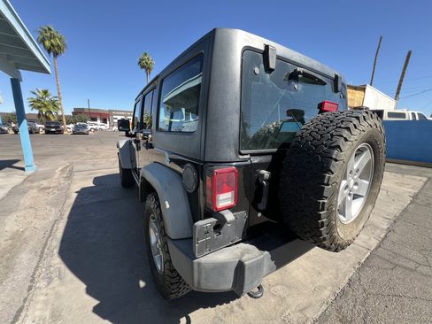Used 2012 Jeep Wrangler Unlimited Rubicon w/ Connectivity Group image 5