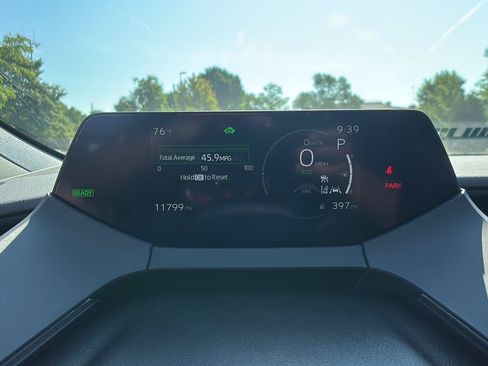 Used 2025 Toyota Prius XLE AWD/4WD image 3