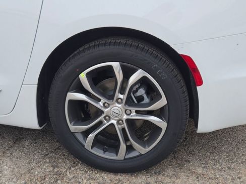 New 2026 Chrysler Pacifica Pinnacle w/ Trailer Tow Group FWD image 18