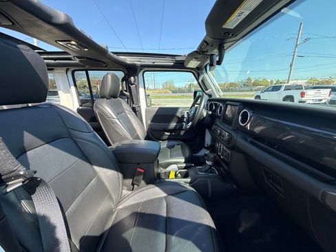 Used 2022 Jeep Wrangler Unlimited Sahara AWD/4WD image 21