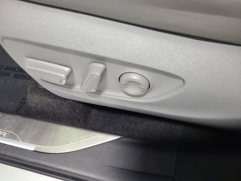 Certified 2024 Toyota Highlander Platinum FWD image 19