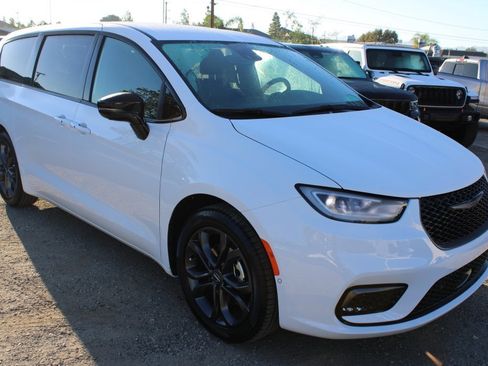 New 2026 Chrysler Pacifica Select image 3