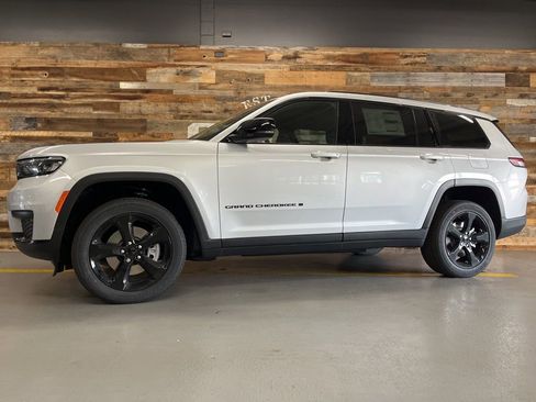 New 2025 Jeep Grand Cherokee L Altitude image 16