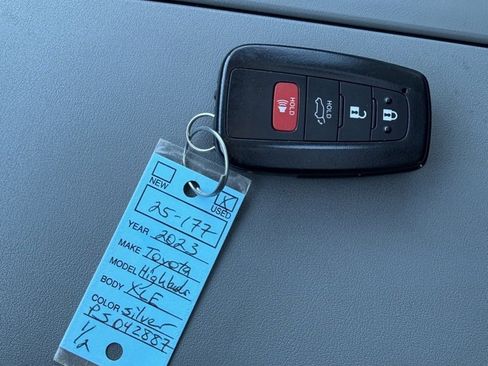 Certified 2023 Toyota Highlander XLE image 34