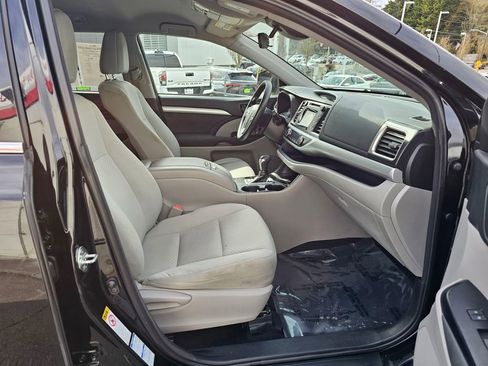 Used 2018 Toyota Highlander LE image 10
