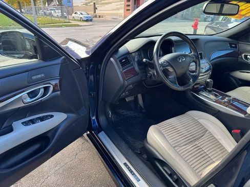 Used 2019 INFINITI Q70 Luxe w/ Sport Package image 8