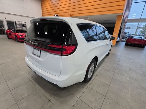 Used 2026 Chrysler Pacifica Select FWD image 8