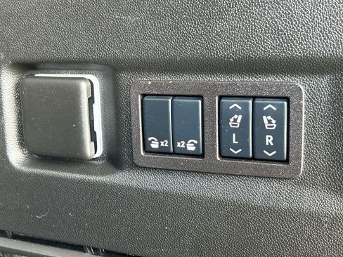 Used 2025 GMC Yukon Denali w/ Sun & Power Step Package AWD/4WD image 42