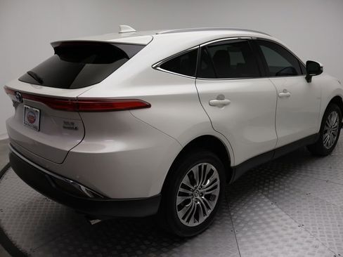 Used 2022 Toyota Venza XLE image 8