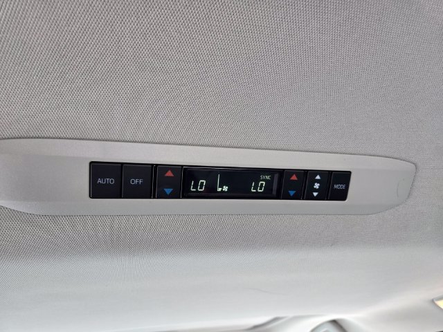 Used 2025 Toyota Sienna XLE FWD image 17