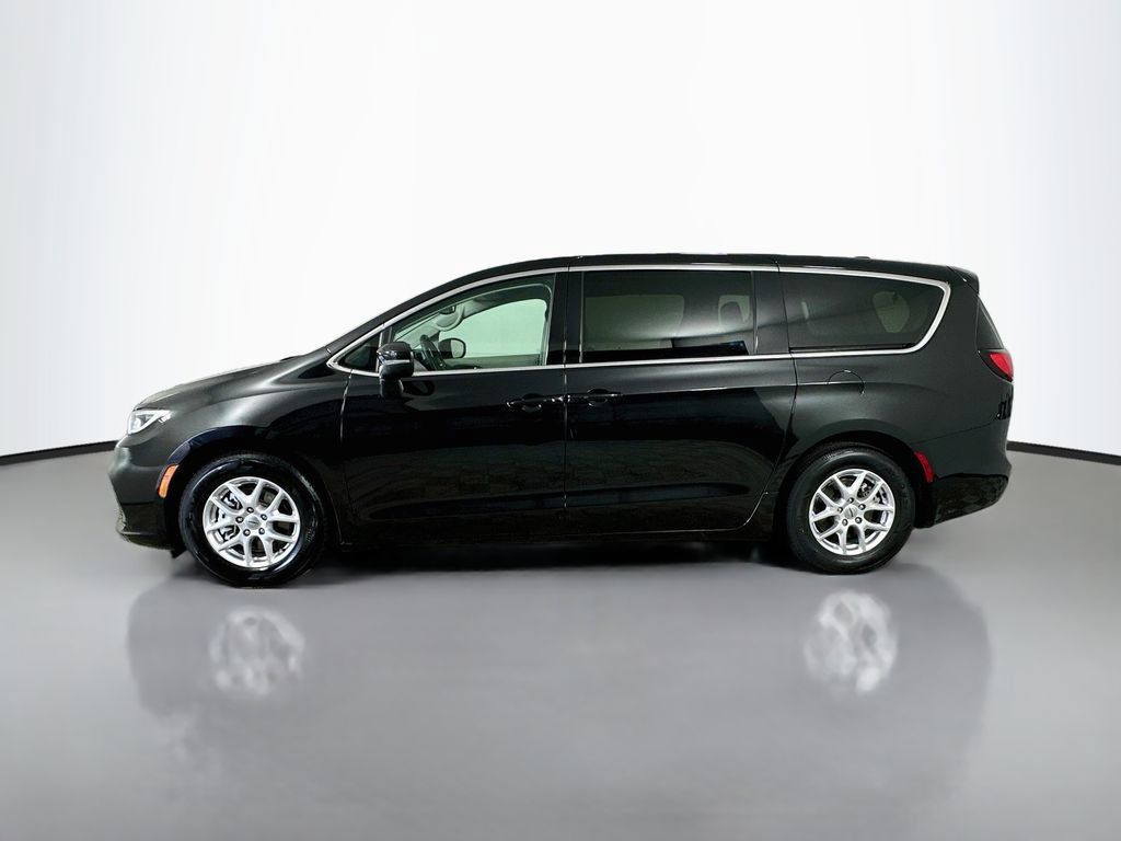 Used 2023 Chrysler Pacifica Touring-L FWD image 4
