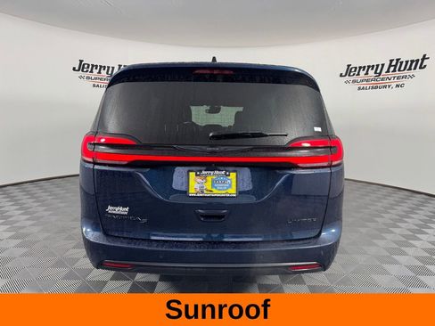 Used 2025 Chrysler Pacifica Limited image 7