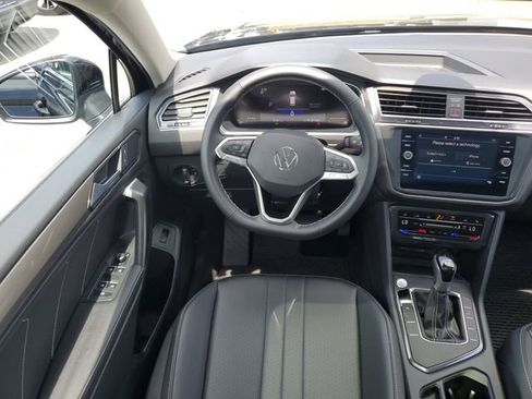 Used 2024 Volkswagen Tiguan SE w/ Panoramic Sunroof Package FWD image 19