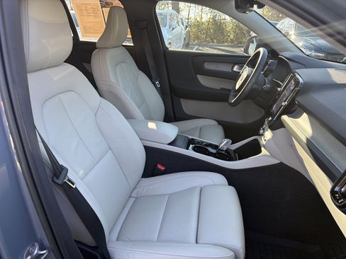 Certified 2023 Volvo XC40 B5 Plus w/ Protection Package Premier image 35