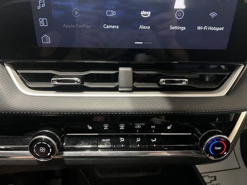 Used 2025 Chevrolet Equinox LT AWD/4WD image 16