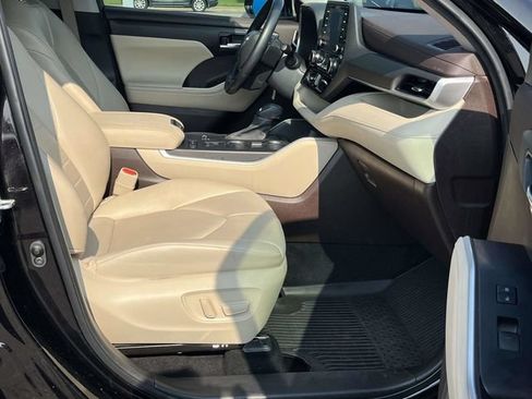 Used 2022 Toyota Highlander XLE FWD image 26