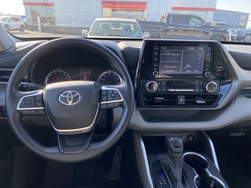 Used 2022 Toyota Highlander L image 11
