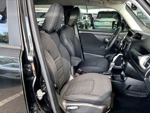Used 2018 Jeep Renegade Latitude w/ Popular Equipment Group FWD image 9