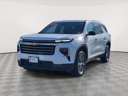 Used 2025 Chevrolet Traverse LT image 3