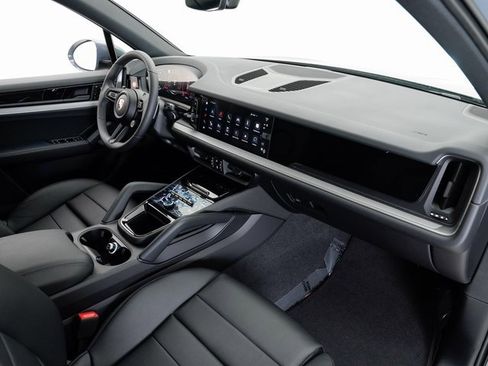 Used 2025 Porsche Cayenne image 22