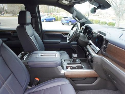 Used 2022 Chevrolet Silverado 1500 High Country w/ Technology Package image 18