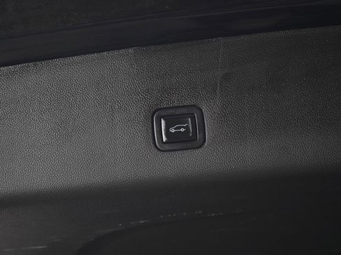 Used 2023 Chevrolet Traverse LT FWD image 19