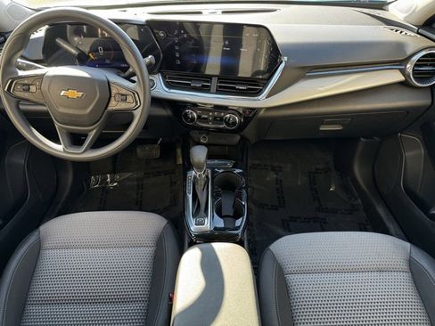 Certified 2025 Chevrolet Trax LT image 9