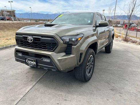 Used 2025 Toyota Tacoma TRD Sport image 3