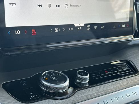 Certified 2025 Ford Expedition Platinum image 22