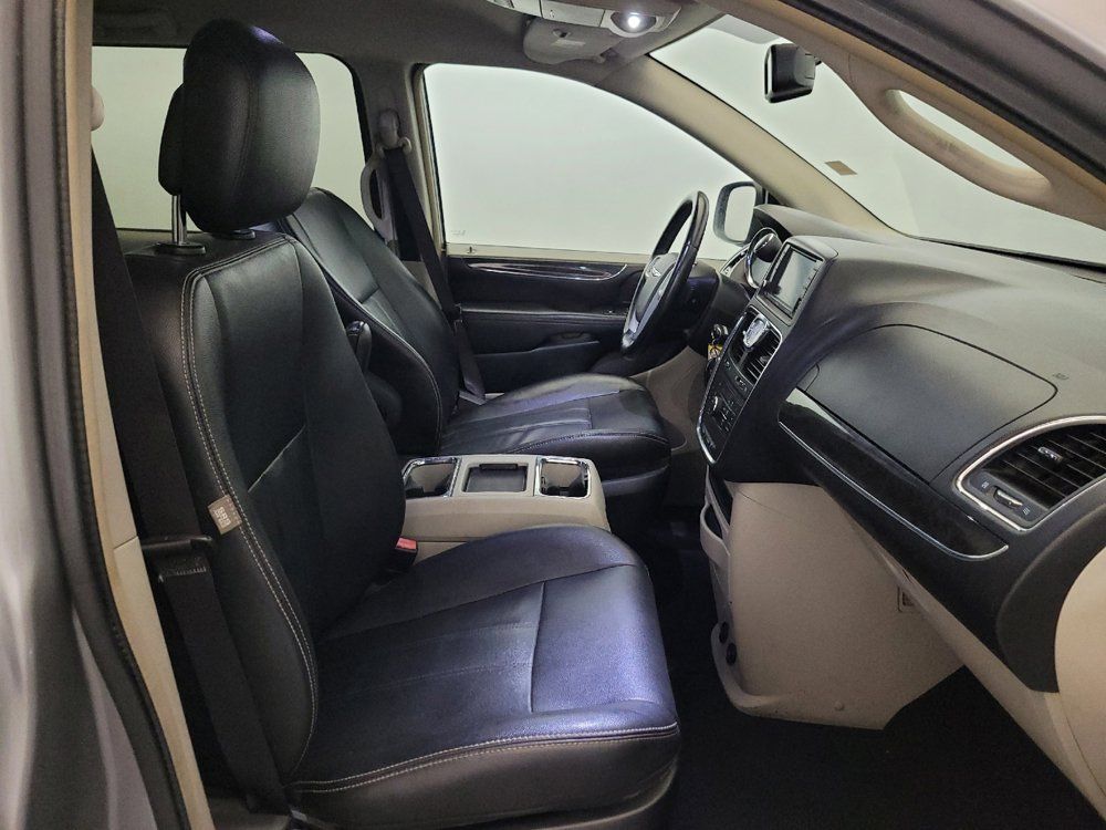 Used 2016 Chrysler Town & Country Touring FWD image 21
