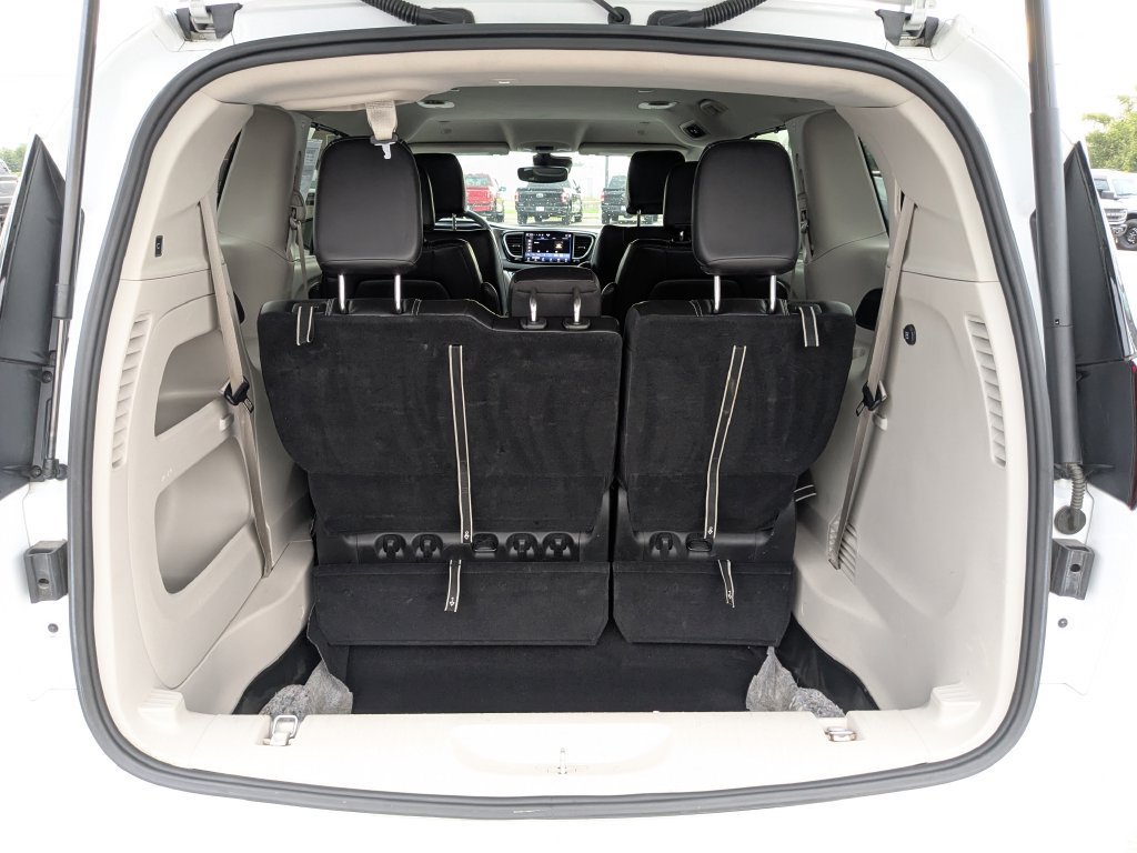 Used 2024 Chrysler Pacifica Touring-L FWD image 17