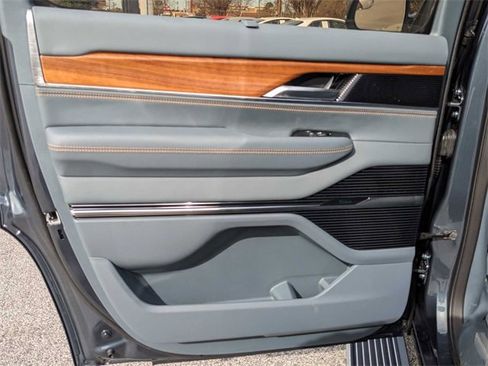 New 2024 Jeep Grand Wagoneer Series III image 19