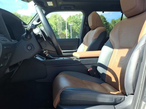 Used 2024 Lexus GX 550 w/ Accessory Package (Z1) AWD/4WD image 16