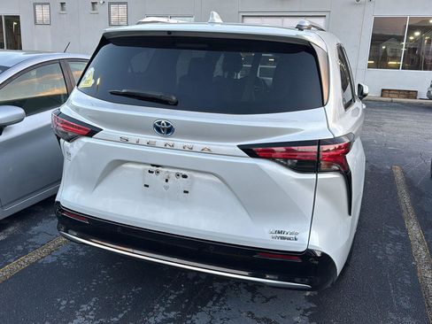 Used 2024 Toyota Sienna Limited image 5