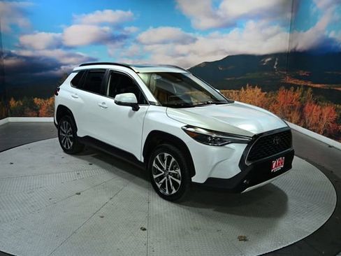 Used 2023 Toyota Corolla Cross XLE w/ Convenience Package image 2
