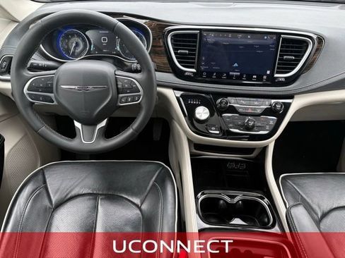 Used 2023 Chrysler Pacifica Limited FWD image 3