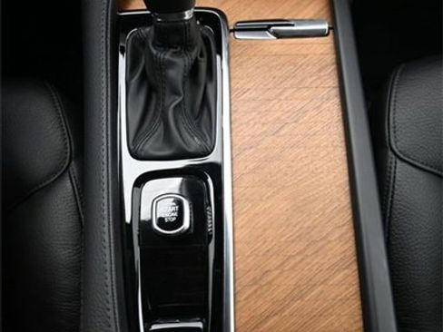 Used 2022 Volvo XC90 T6 Momentum w/ Advanced Package image 10