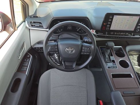 Used 2024 Toyota Sienna LE FWD image 5