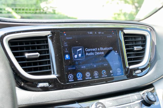 Used 2017 Chrysler Pacifica Touring FWD image 34