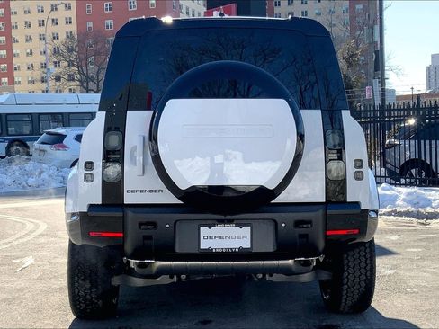 New 2026 Land Rover Defender 110 X-Dynamic SE image 4