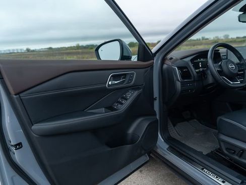 Used 2022 Nissan Rogue Platinum w/ Head-Up Display Package image 24