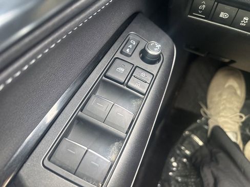 Used 2021 Toyota Venza XLE image 19