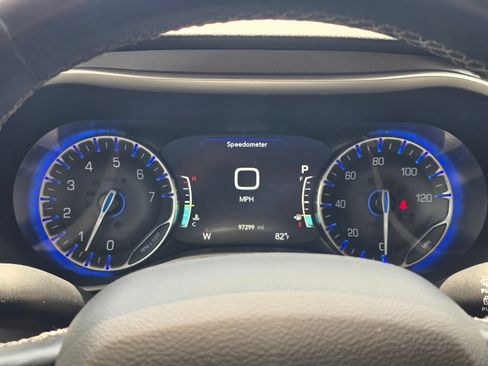 Used 2021 Chrysler Pacifica Touring-L FWD image 17