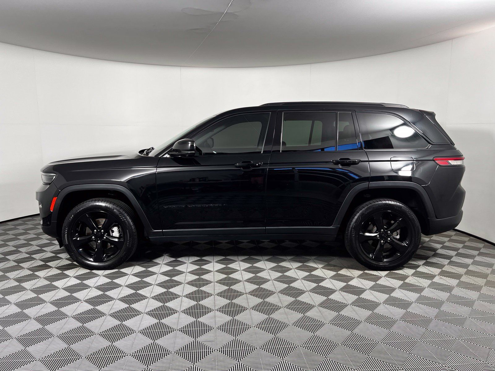 Used 2023 Jeep Grand Cherokee Limited w/ Luxury Tech Group II AWD/4WD image 8