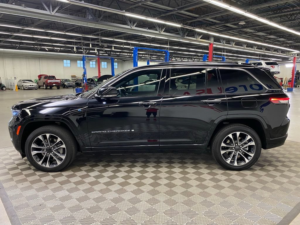 Used 2023 Jeep Grand Cherokee Overland w/ Luxury Tech Group IV AWD/4WD image 5