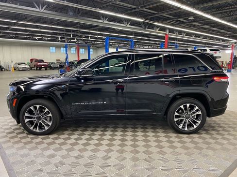 Used 2023 Jeep Grand Cherokee Overland w/ Luxury Tech Group IV AWD/4WD image 5