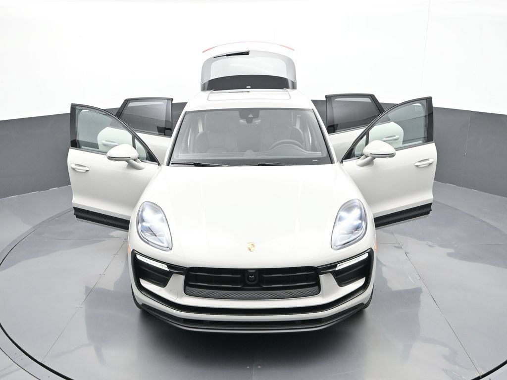 Certified 2026 Porsche Macan AWD/4WD image 32